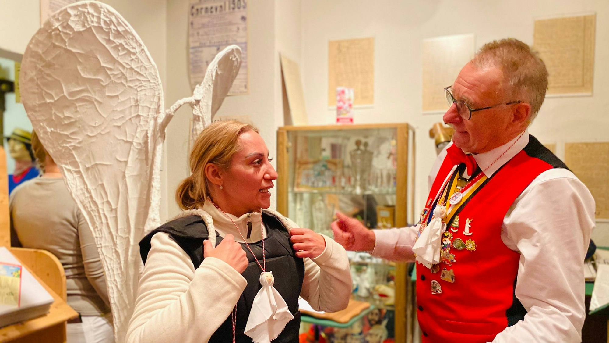 Prinzessin Dilek wird in Blankenheim als Obergeist eingekleidet. Doch die Flügel sind ihr zu groß, bislang haben nur große Männer sie getragen.