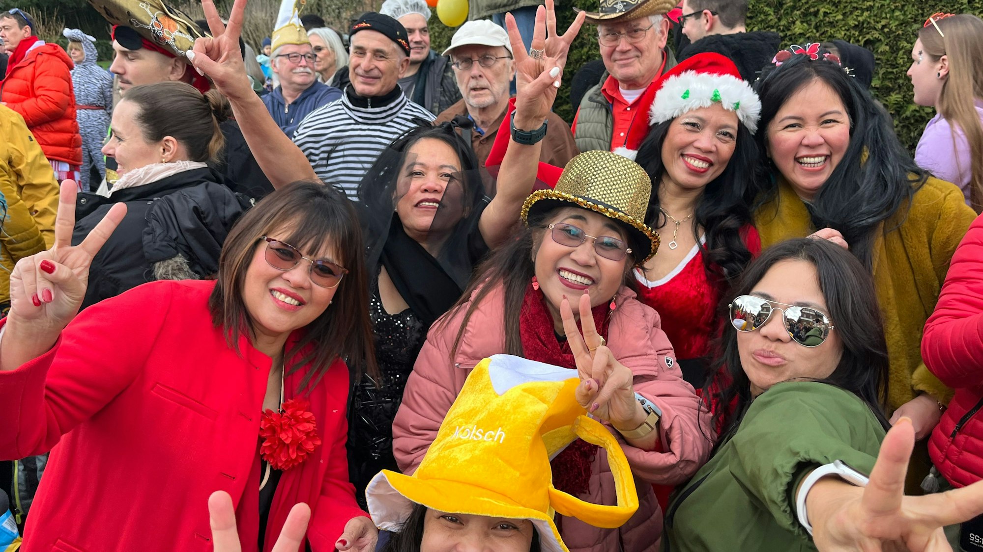 Diese lustigen Freundinnen jubelten im Sövener Zug.