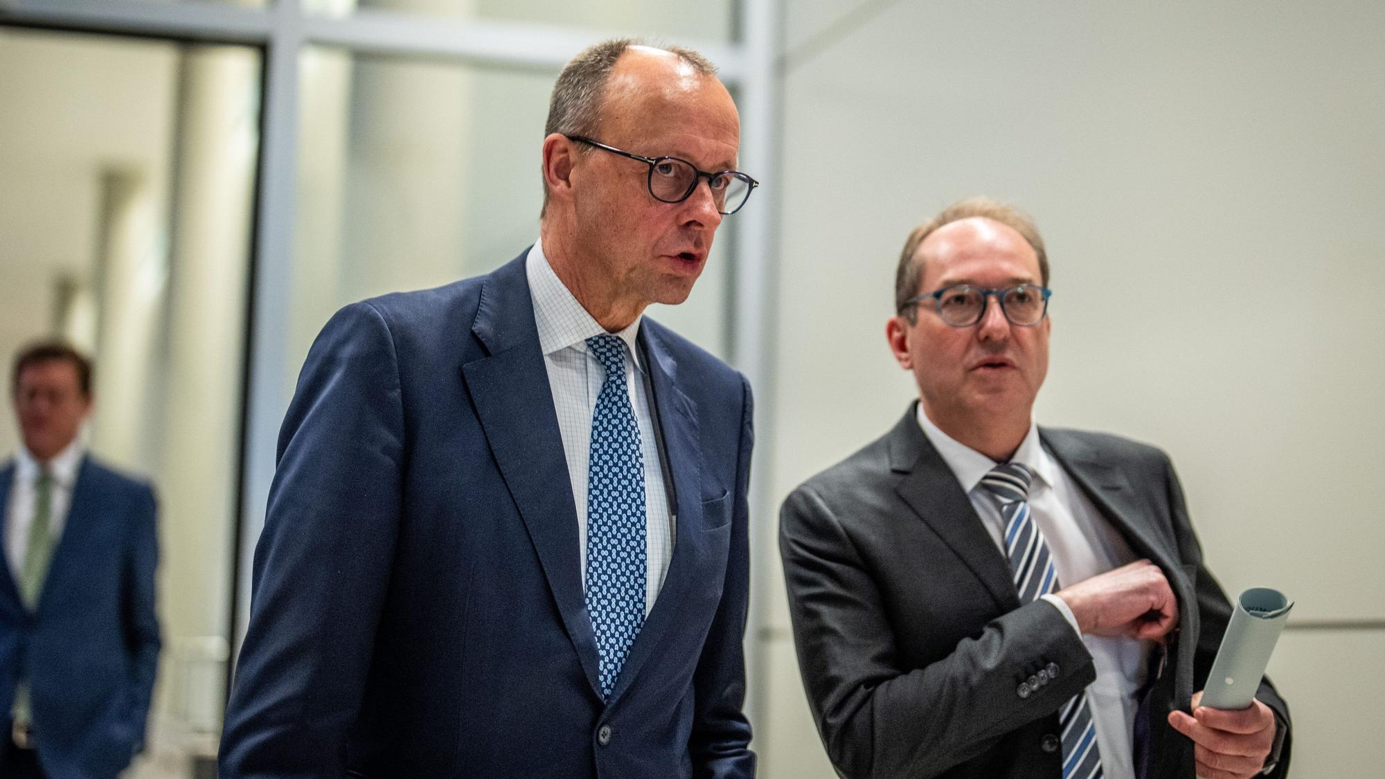 29.01.2024, Berlin: Friedrich Merz, CDU-Bundesvorsitzender und Fraktionsvorsitzender der CDU/CSU-Fraktion im Bundestag (l) kommt mit Alexander Dobrindt, CSU-Landesgruppenchef, um ein Pressestatement abzugeben vor Beginn der CDU/CSU Fraktionssitzung. Foto: Michael Kappeler/dpa +++ dpa-Bildfunk +++