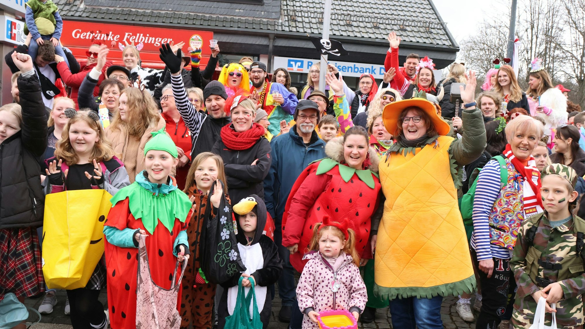 Karnevalszug Denklingen mit vielen bunt kostümierten Jecken.