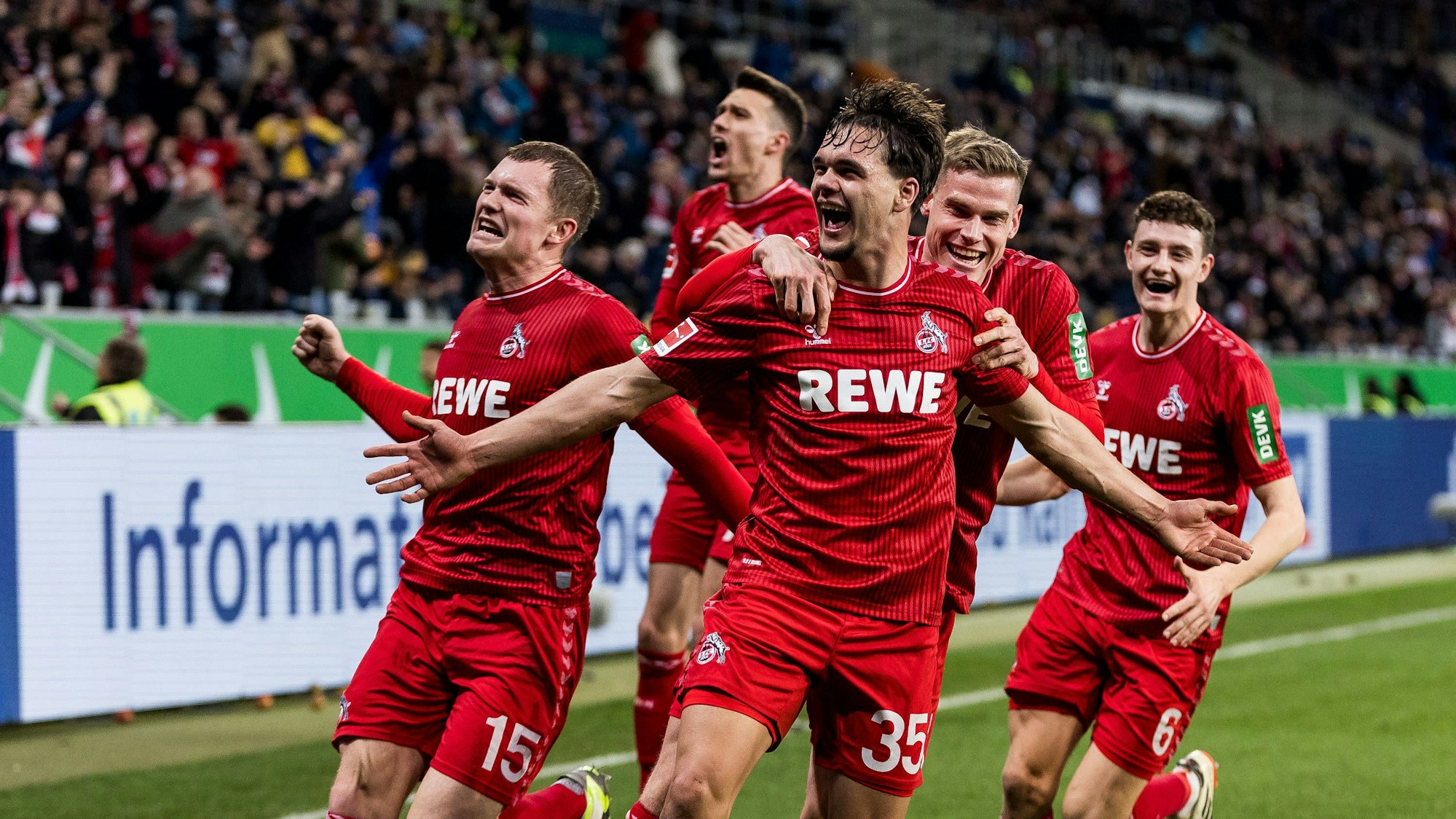 FC-Profis bejubeln den Führungstreffer durch Max Finkgräfe in Hoffenheim.