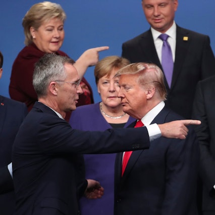 Nato-Generalsekretär Jens Stoltenberg spricht mit Donald Trump und zeigt am Ex-US-Präsidenten vorbei auf etwas außerhalb des Bildes. (Archivbild)