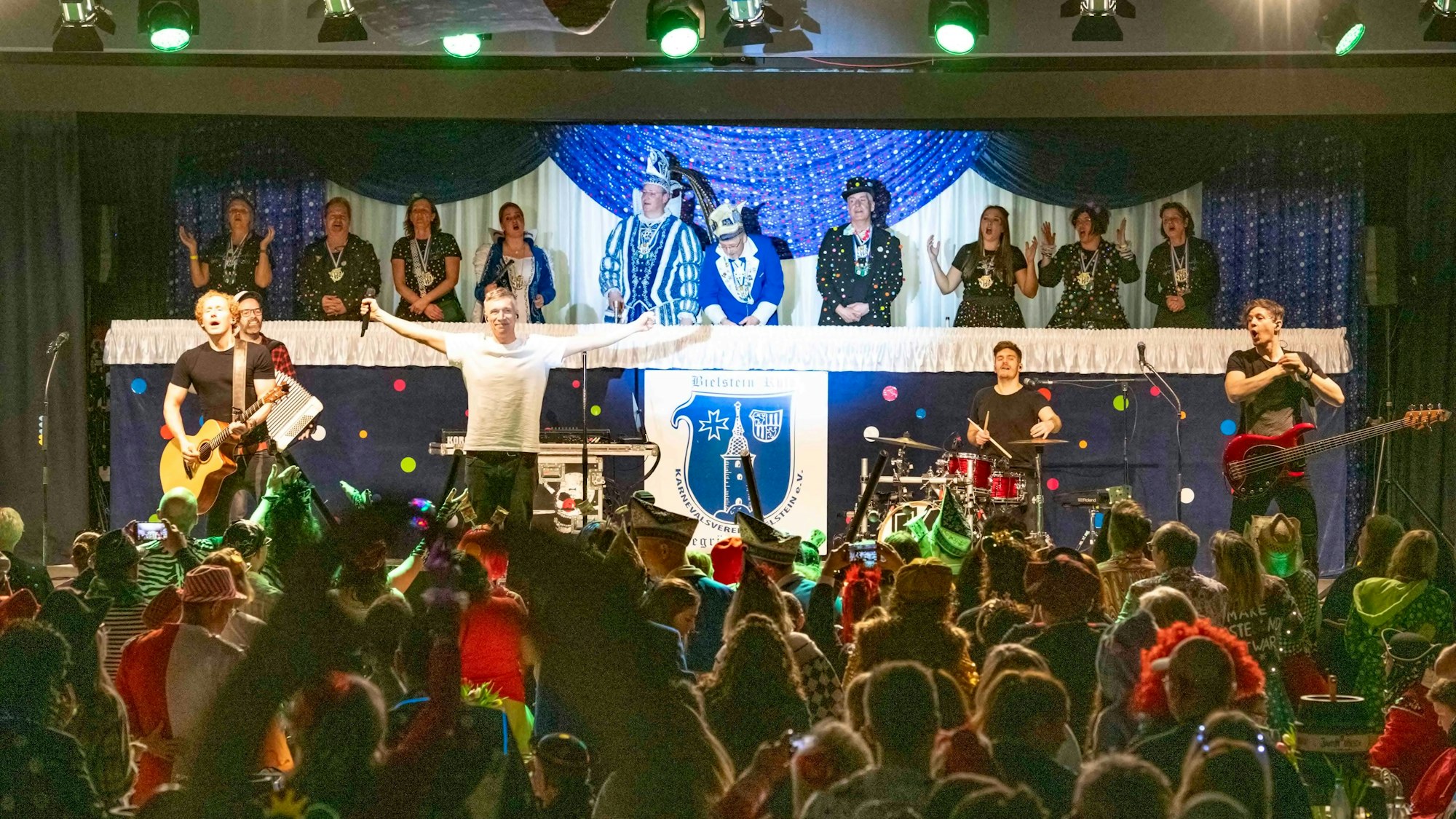 Die Band Kasalla stritt bei einer Kostümsitzung vor Publikum auf.