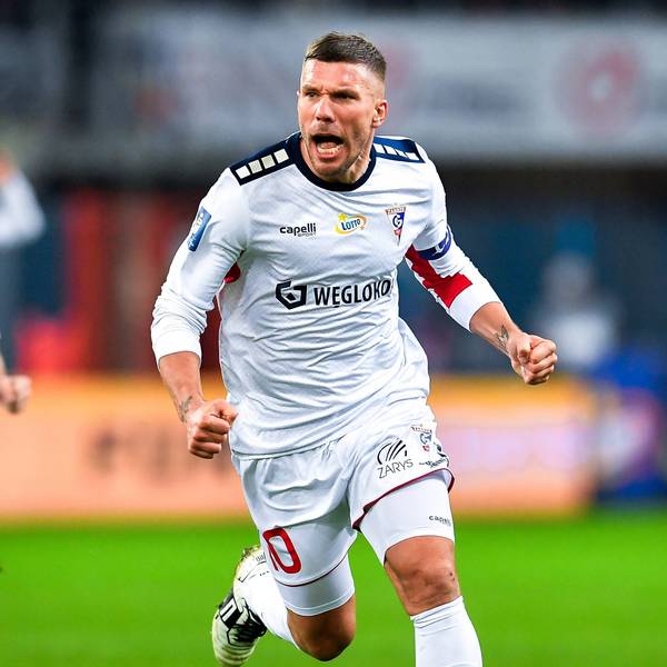 Lukas Podolski jubelt nach seinem fulminanten Schuss zum 3:0.