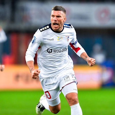 Lukas Podolski jubelt nach seinem fulminanten Schuss zum 3:0.