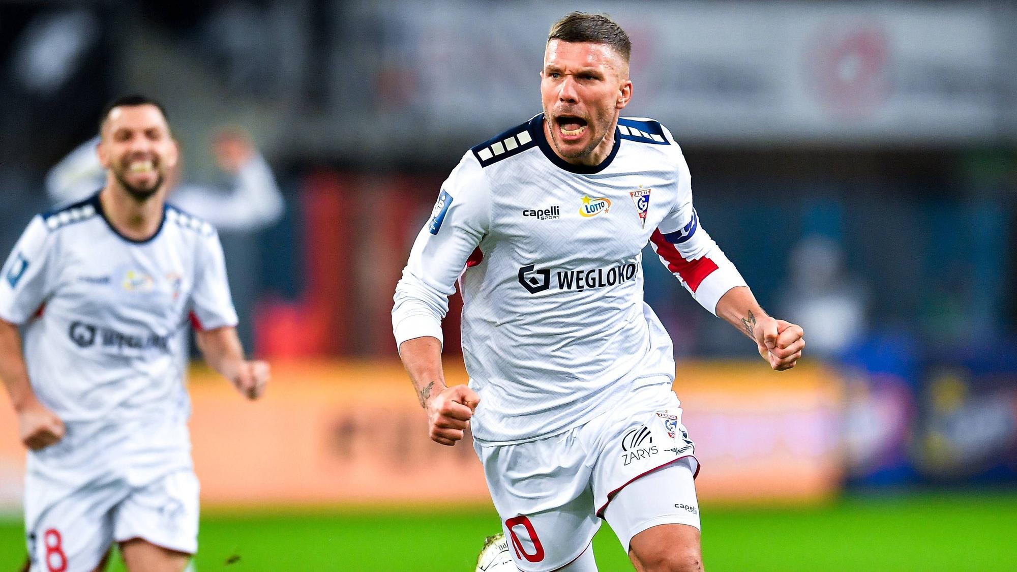 Lukas Podolski jubelt nach seinem fulminanten Schuss zum 3:0.