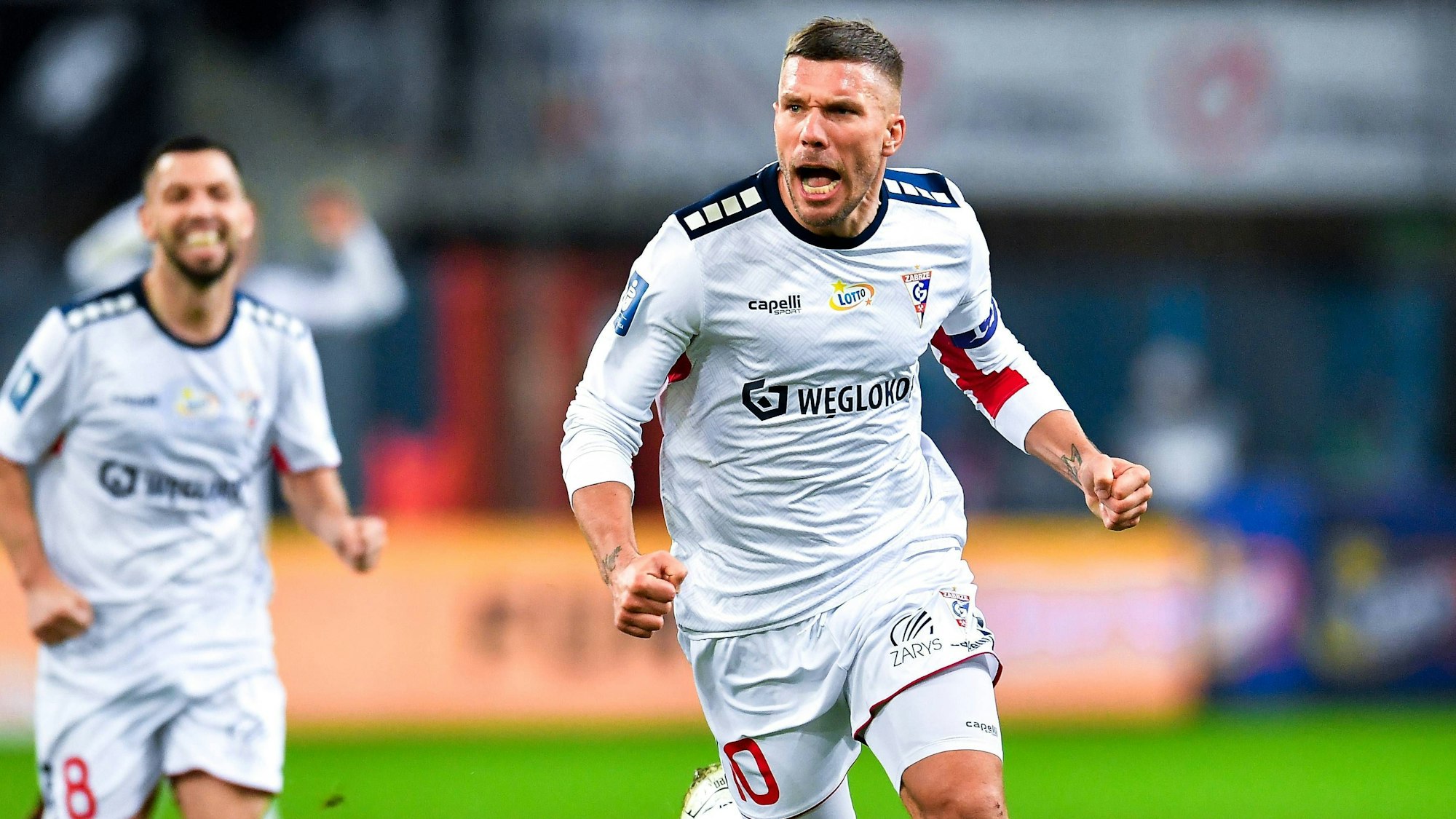 Lukas Podolski jubelt nach seinem fulminanten Schuss zum 3:0.