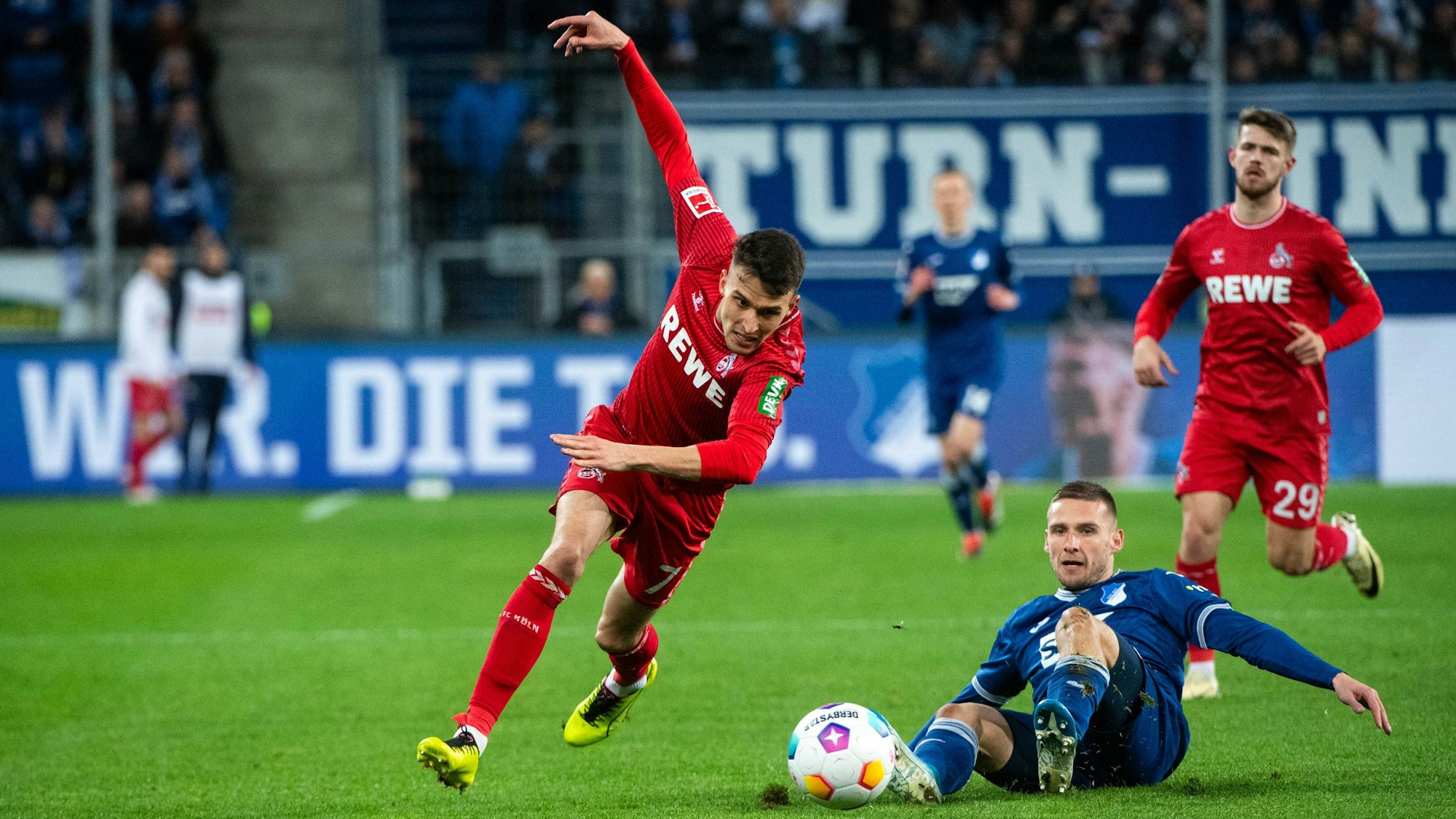 Kaderabek grätscht gegen Ljubicic