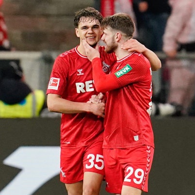 Kölns Torschütze Max Finkgräfe (l) jubelt mit Kölns Jan Thielmann über die 1:0-Führung.