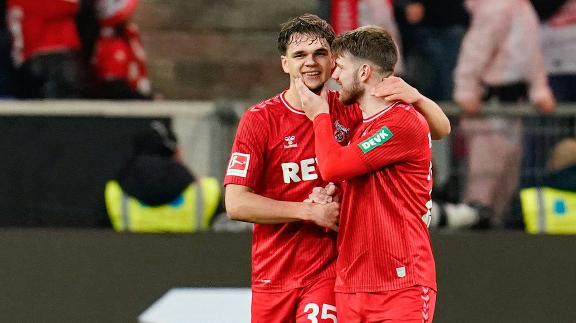 Kölns Torschütze Max Finkgräfe (l) jubelt mit Kölns Jan Thielmann über die 1:0-Führung.