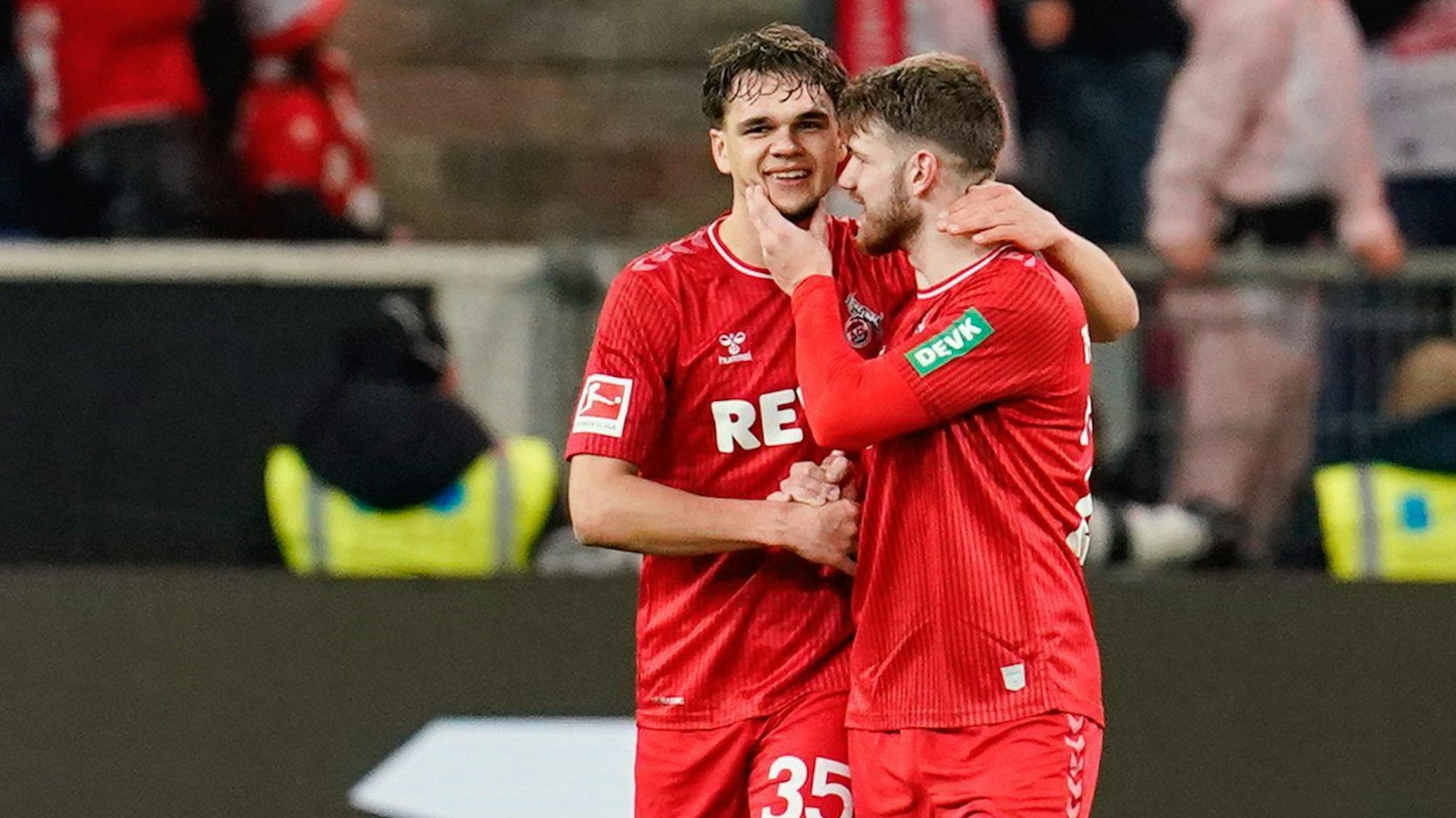 Jan Thielmann gratuliert Max Finkgräfe zu dessen Freistoßtor; es war der erste Treffer des 19-Jährigen als Profi.