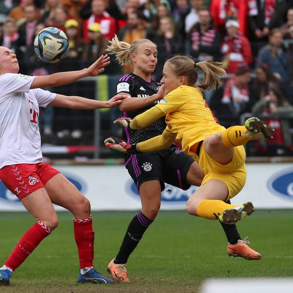 Germany, Koeln, 10.02.2024, Franz-Kremer-Stadion, 1. FC Koeln - FC Bayern Muenchen - Frauen Bundesliga, Janina Hechler 1. FC Koeln, Pernile Harder FC Bayern München und Torfrau Paula Hoppe 1. FC Koeln battle for the ball Cologne Franz-Kremer-Stadion North Rhine-Westphalia Germany *** Germany, Cologne, 10 02 2024, Franz Kremer Stadion, 1 FC Koeln FC Bayern Muenchen Frauen Bundesliga, Janina Hechler 1 FC Koeln , Pernile Harder FC Bayern München and goalkeeper Paula Hoppe 1 FC Koeln battle for the ball Cologne Franz Kremer Stadion North Rhine Westphalia Germany eu-images-678
