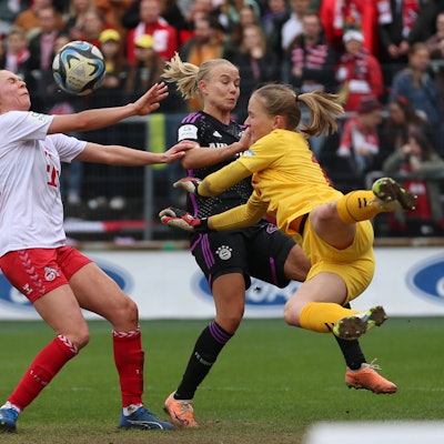 Germany, Koeln, 10.02.2024, Franz-Kremer-Stadion, 1. FC Koeln - FC Bayern Muenchen - Frauen Bundesliga, Janina Hechler 1. FC Koeln, Pernile Harder FC Bayern München und Torfrau Paula Hoppe 1. FC Koeln battle for the ball Cologne Franz-Kremer-Stadion North Rhine-Westphalia Germany *** Germany, Cologne, 10 02 2024, Franz Kremer Stadion, 1 FC Koeln FC Bayern Muenchen Frauen Bundesliga, Janina Hechler 1 FC Koeln , Pernile Harder FC Bayern München and goalkeeper Paula Hoppe 1 FC Koeln battle for the ball Cologne Franz Kremer Stadion North Rhine Westphalia Germany eu-images-678