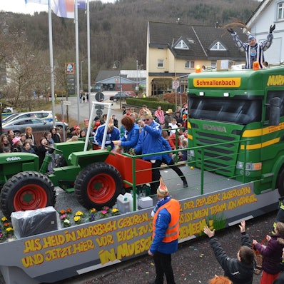 Wer für die anstehenden Karnevalsumzüge, wie etwa hier in Morsbach, einen Wagen baut, muss dafür neue Auflagen beachten. Darüber hat die KG Morsbach jetzt aufgeklärt.