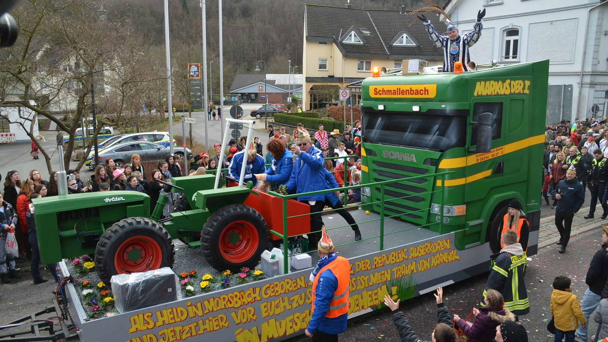 Ein Karnevalsmottowagen der KG Morsbach mit Prinz Markus I.