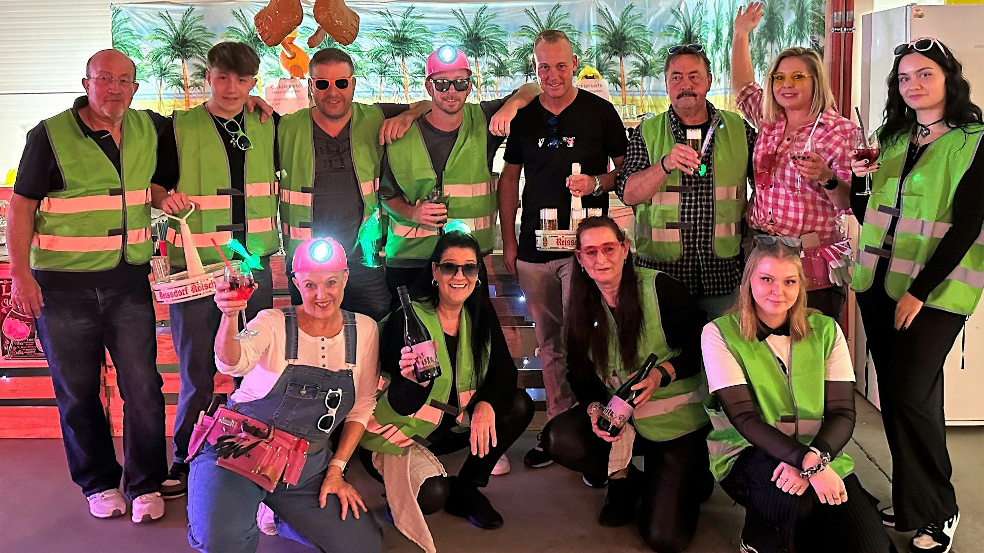 Auf dem Foto ist Wirtin Michaela Quadt mit ihrem engagierten Kellnerteam zu sehen.