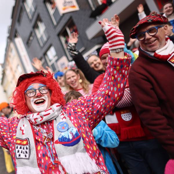 Ein Clown feiert den Kölner Rosenmontagsumzug.