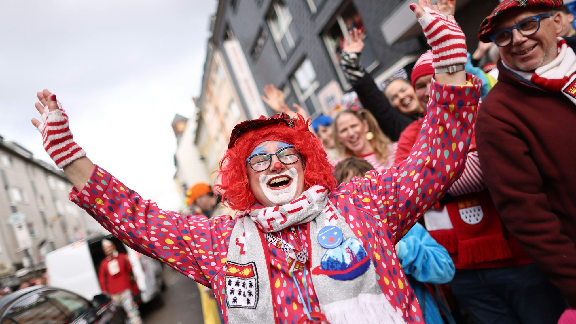 Ein Clown feiert den Kölner Rosenmontagsumzug.