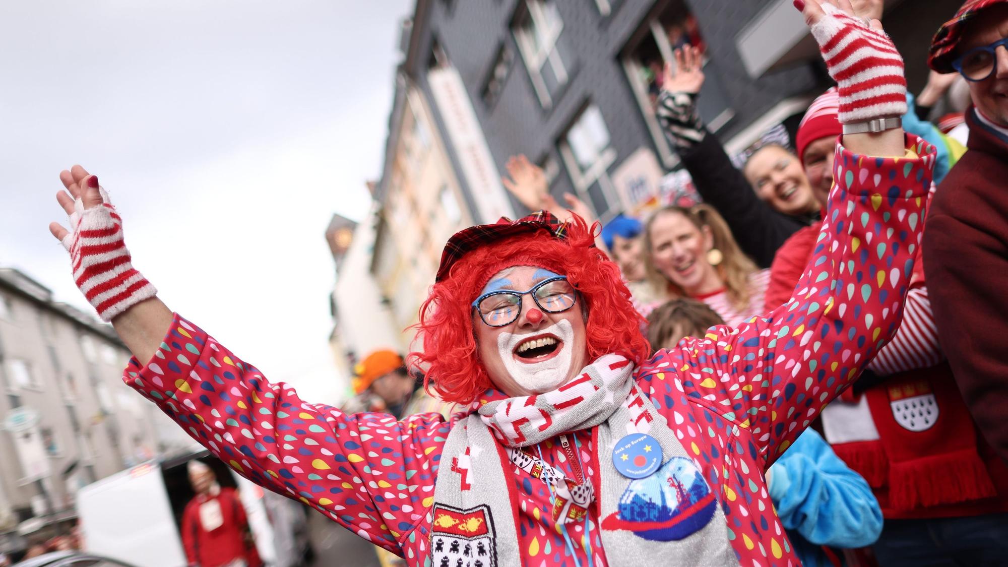 Ein Clown feiert am Rosenmontagsumzug mit.