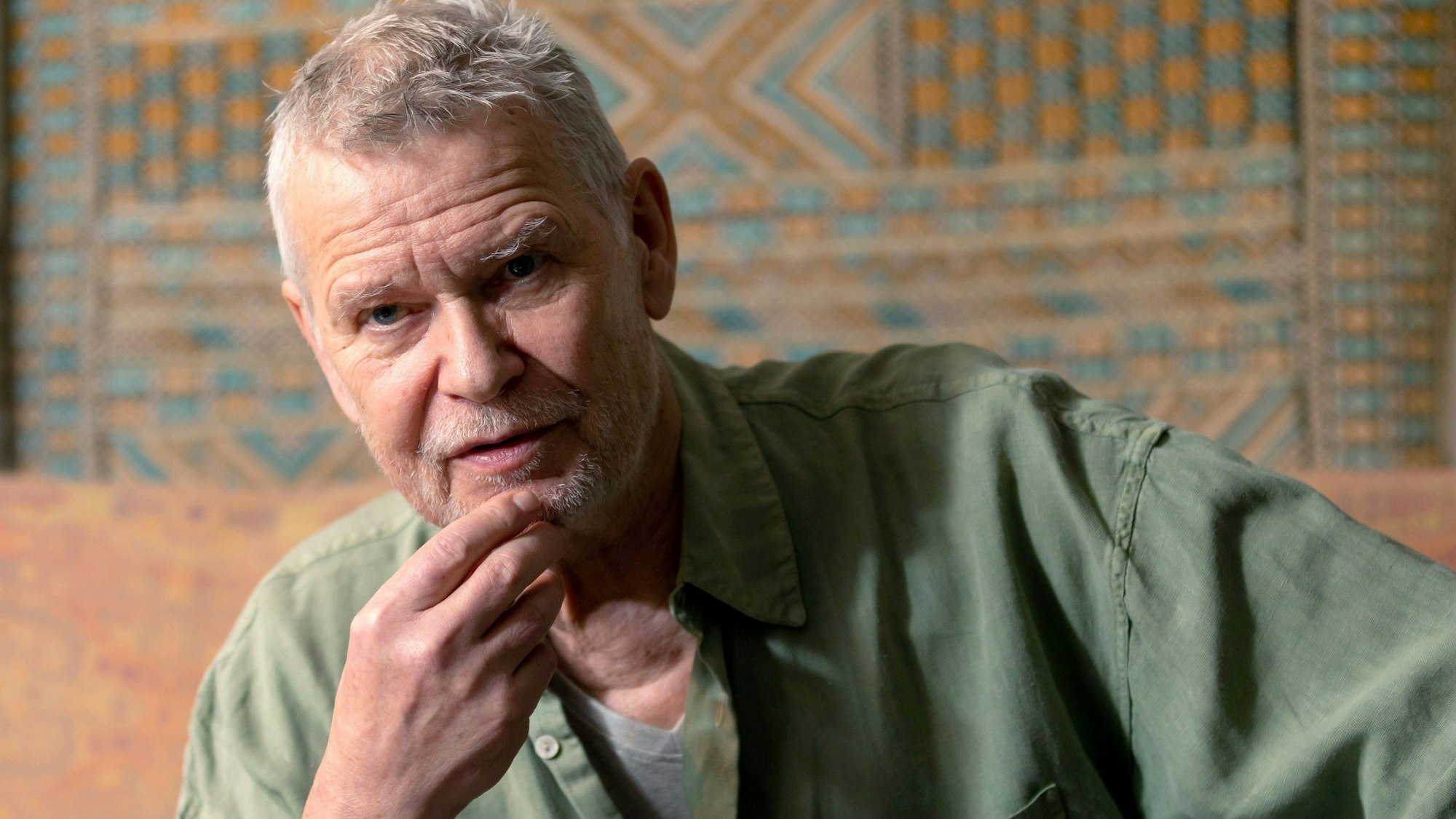 Der Musiker Achim Reichel sitzt in seinem Tonstudio und gibt ein Interview. (Archivbild)