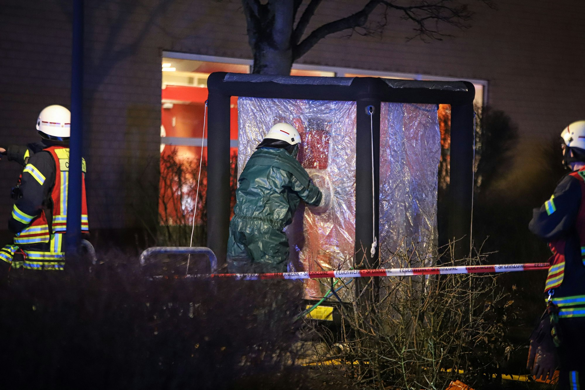 Die Feuerwehr betrat in Chemikalienschutzanzügen das Schwimmbad.