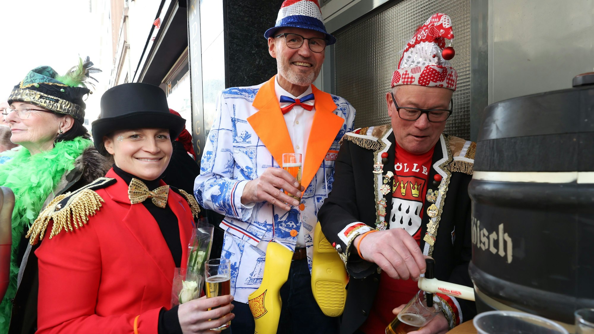 Gast Mareike, Harry aus den Niederlanden und Vater Dieter, der gerade das nächste Kölsch zapft.