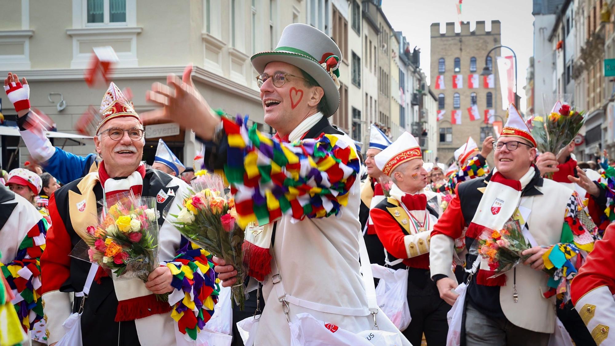 NRW-Ministerpräsident Hendrik beim Kölner Rosenmontagszug