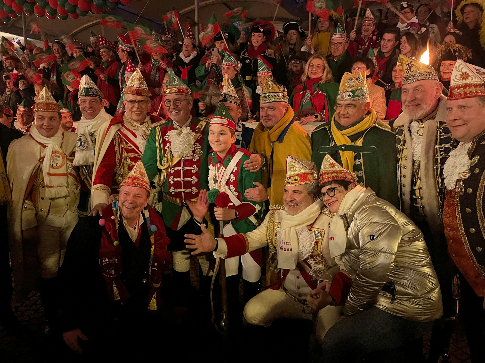 Zu Ehren von Hans Kölschbach kamen auch die Präsidenten der acht anderen Traditionskorps und Christoph Kuckelkorn, Christine Flock und Lutz Schade vom Festkomitee.