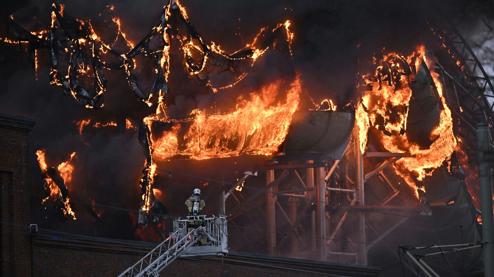 Mehrere Wasserrutschen im Vergnügungspark „Oceana“ stehen in Flammen. Die Eröffnung des riesigen Freizeitparks stand kurz bevor. Bei dem Feuer wurden mehrerew Menschen verletzt.
