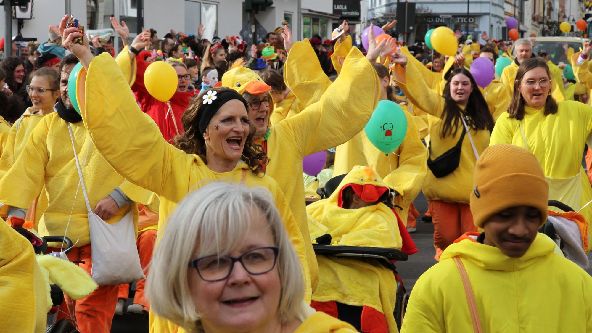 Piepmatzgelbe Jeckinnen in Siegburg.