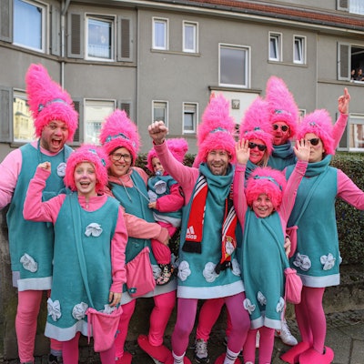 Freunde und Familie aus Langenfeld kamen als Poppy aus dem Film „Trolls“ verkleidet nach Opladen.