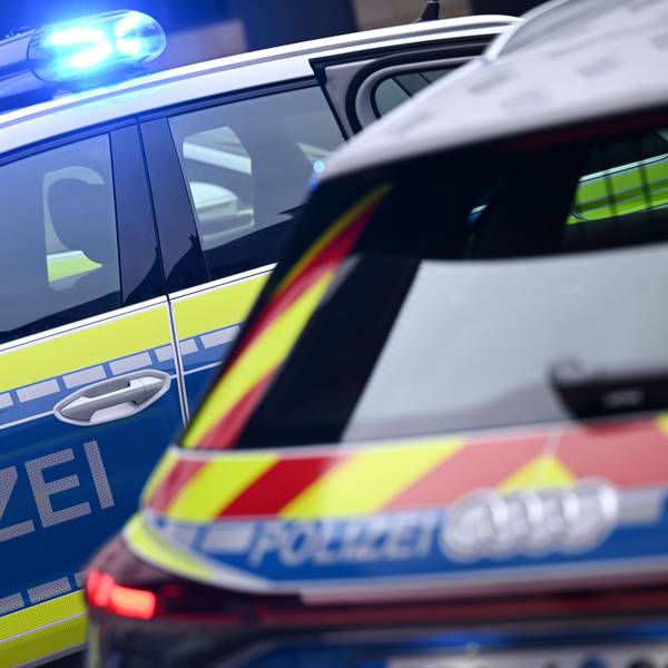 Mehrere Streifenwagen der Polizei stehen auf einem Platz.