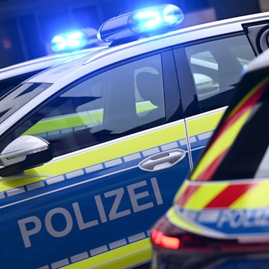 Mehrere Streifenwagen der Polizei stehen auf einem Platz.