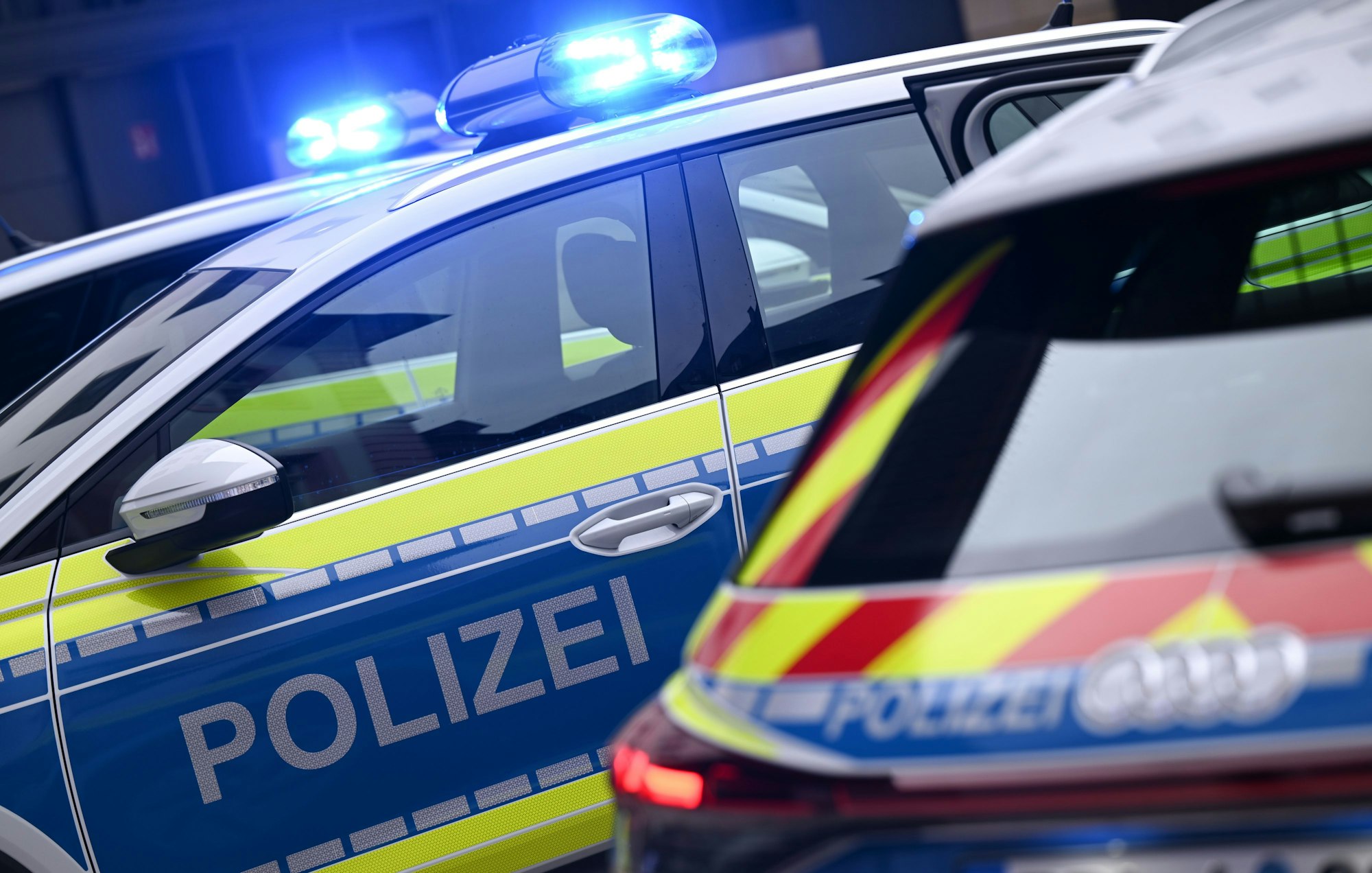 Mehrere Streifenwagen der Polizei stehen auf einem Platz.