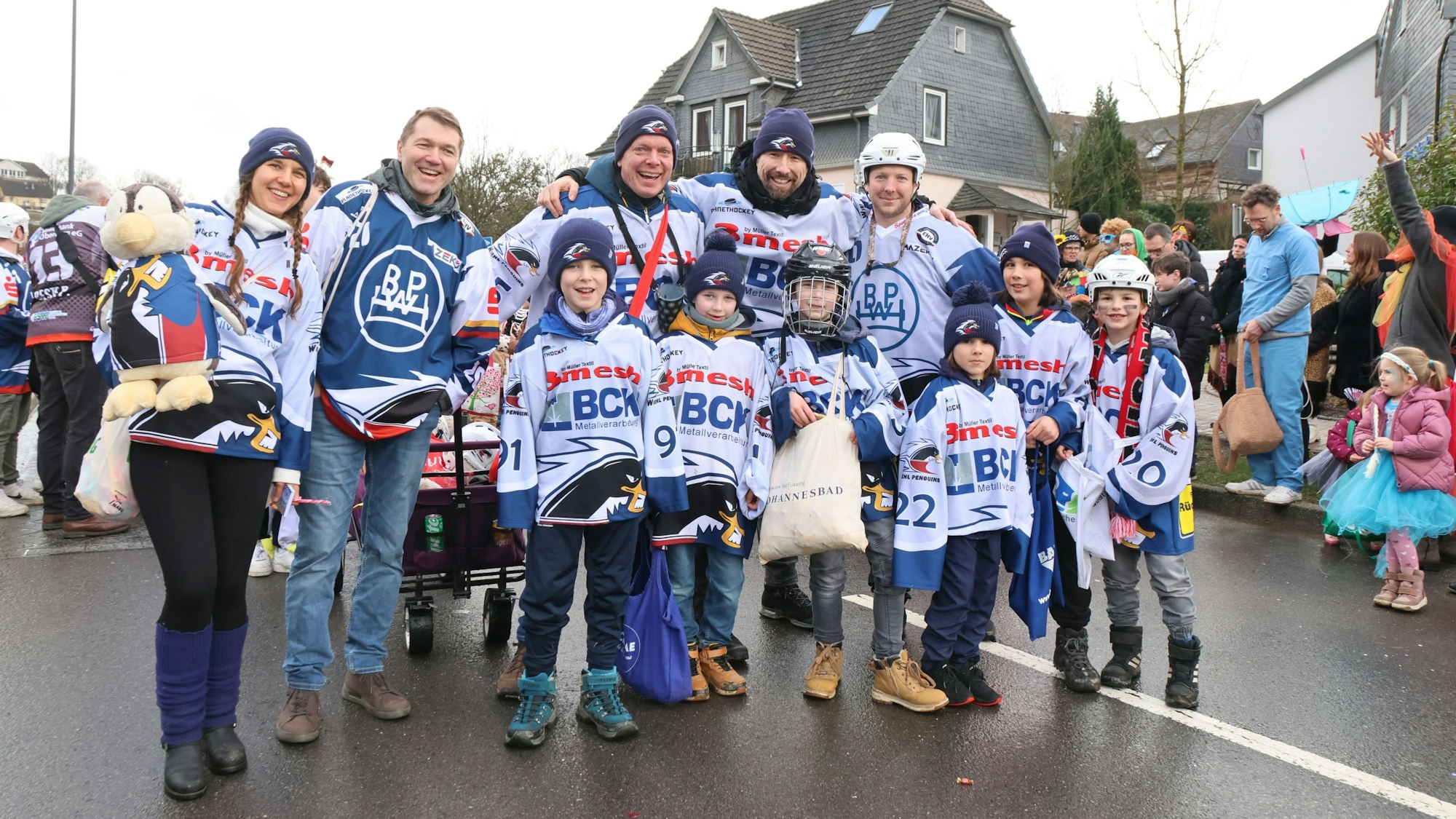 Kinder und Erwachsene in Trikots.