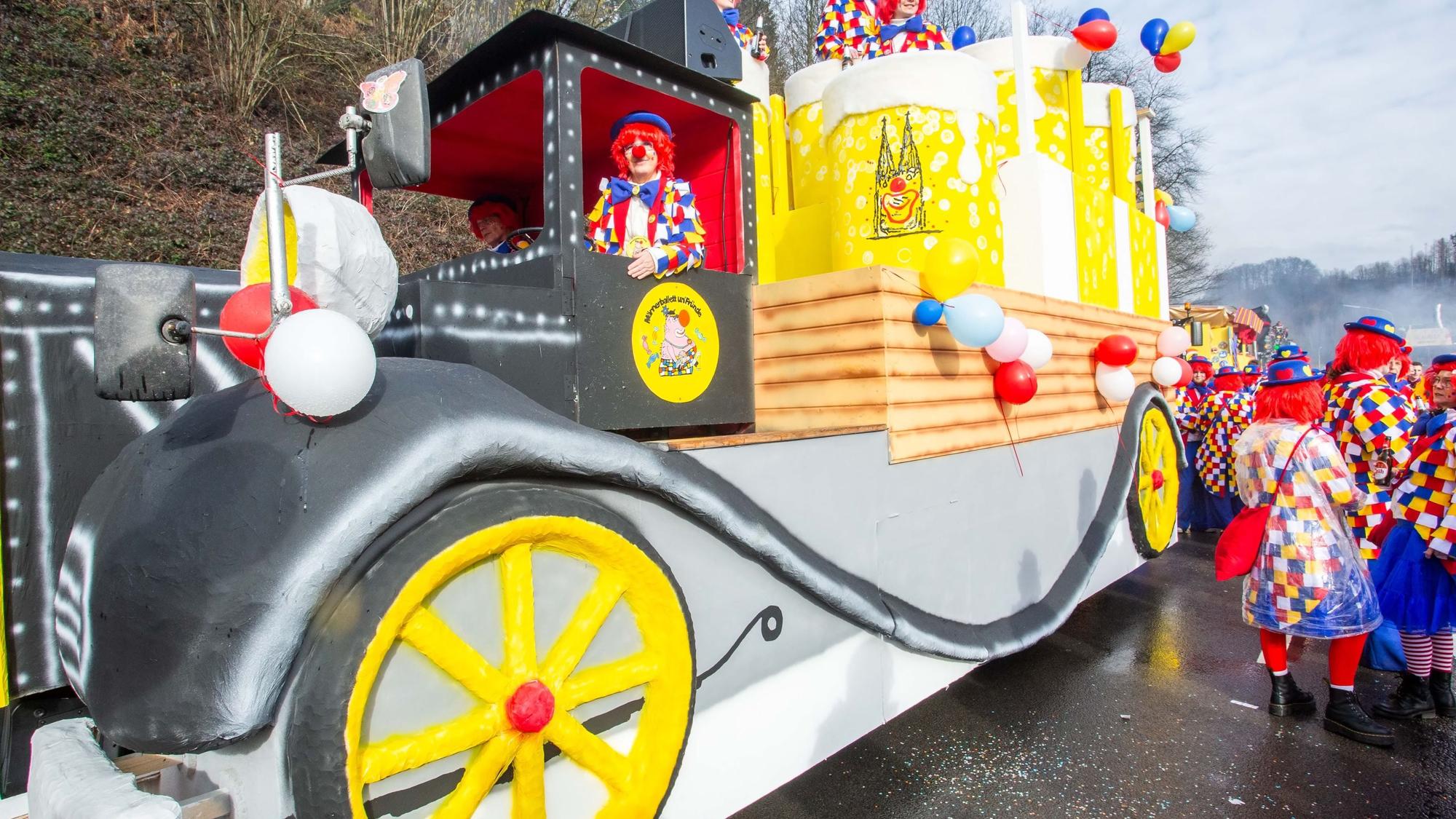 Zu sehen ist ein Wagen im Engelskirchener Rosenmontagszug.