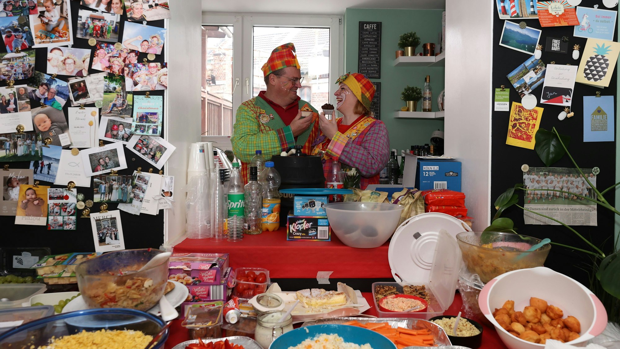 Micha und Kerstin stärken sich am reichhaltigen Buffet.