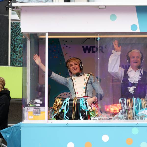 Köln:
Gudio Cantz und Sabine Heinrich moderieren für den WDR auf der Severinstraße.