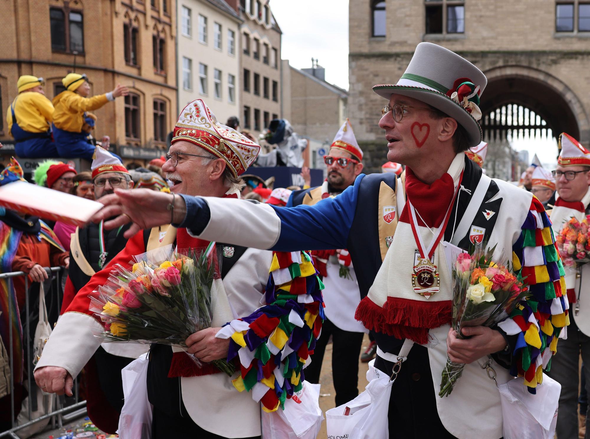 12.02.2024, Nordrhein-Westfalen, Köln: Hendrik Wüst, Ministerpräsident des Landes Nordrhein-Westfalen, läuft im Rosenmontagsumzug mit. Mit den Rosenmontagszügen erreicht der rheinische Straßenkarneval seinen Höhepunkt. Das Motto der Kölner Karnevalssession 2024 lautet "Wat e Theater - wat e Jeckespill". Foto: Oliver Berg/dpa +++ dpa-Bildfunk +++