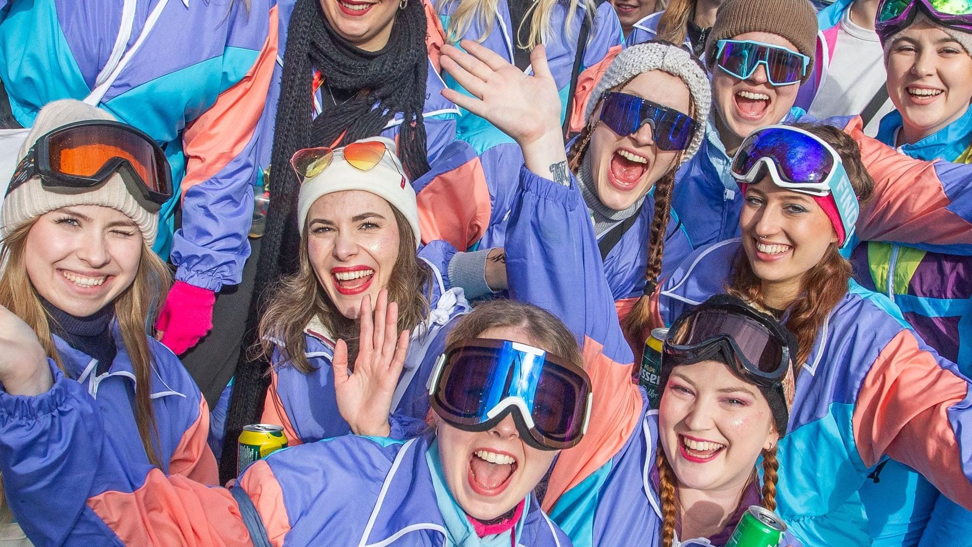 Foto einer Gruppe junger Frauen im Ski-Outfit