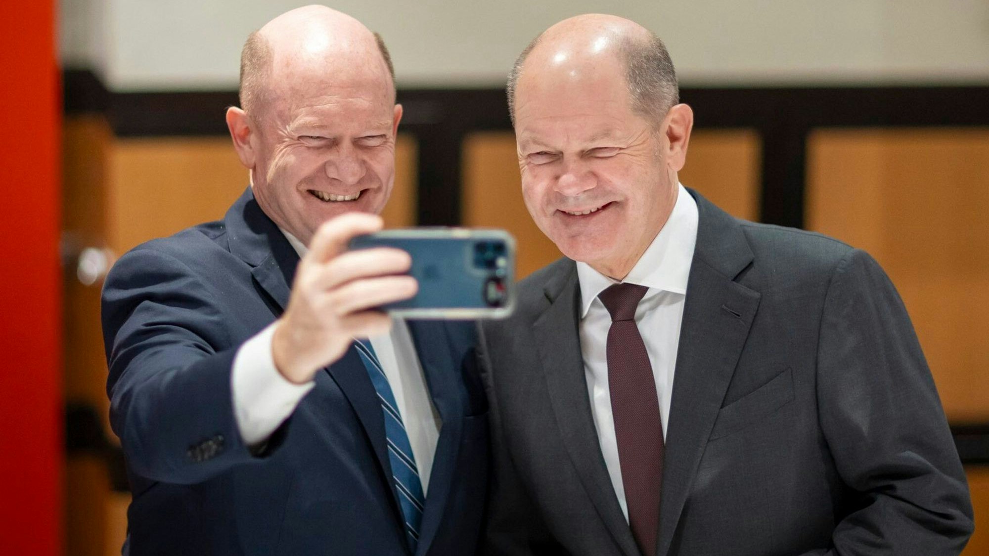 Verwechslungsgefahr: US-Senator Chris Coons trifft Bundeskanzler Olaf Scholz (r.)