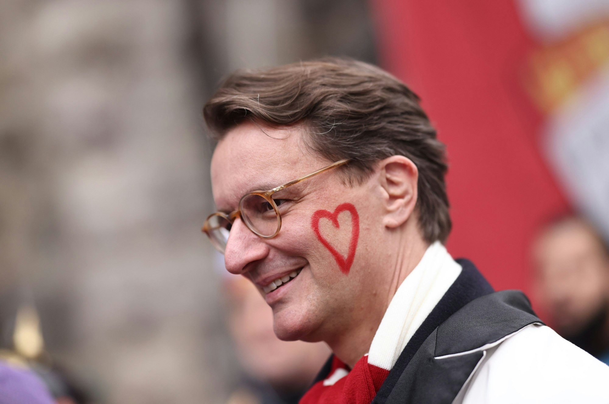 Hendrik Wüst, Ministerpräsident des Landes Nordrhein-Westfalen, vor dem Rosenmontagsumzug.