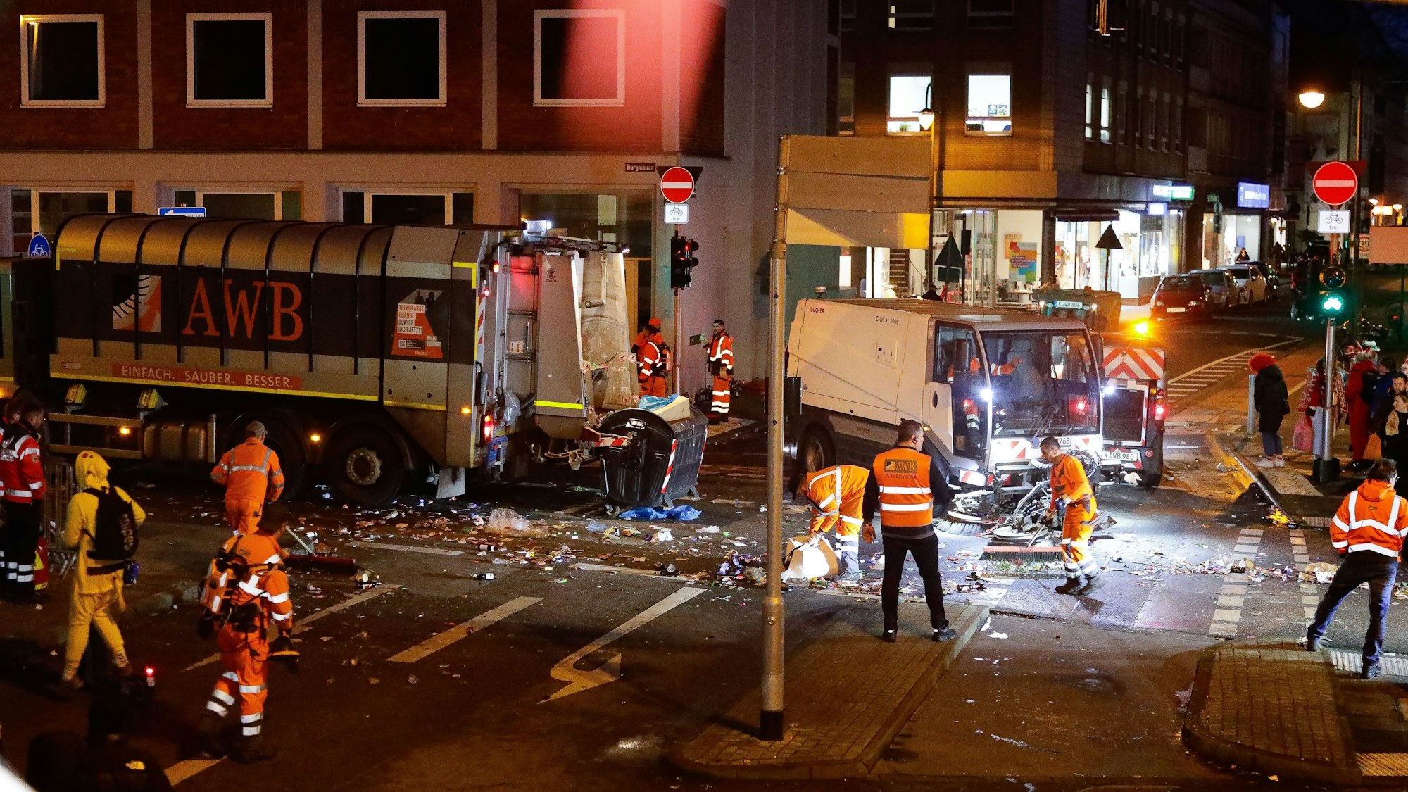 Mitarbeitende der Müllabfuhr, die eine Straße reinigen.