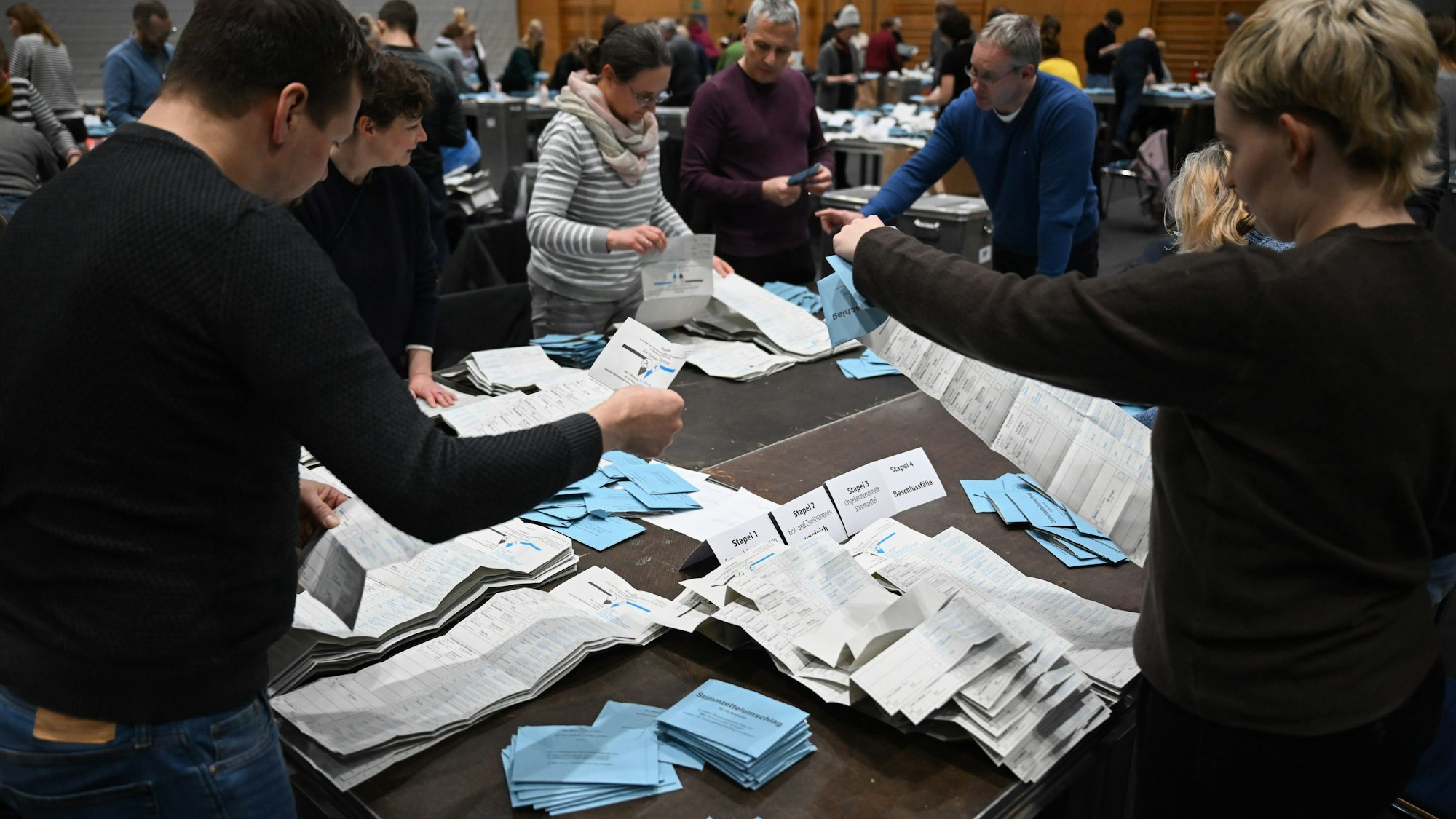 Berlin: Wahlhelfer arbeiten während der Auszählung der Briefwahlstimmen in der Max-Schmeling-Halle. Wegen zahlreicher Pannen muss die Bundestagswahl 2021 in Berlin teilweise wiederholt werden.