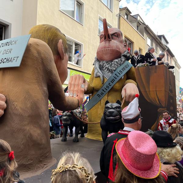 Umstrittenes Motiv auf dem Kölner Rosenmontagszug 2024: Ein Vertreter der neuen Rechten hofiert eine Frau, die durch ihr Halstuch als Palästinenserin charakterisiert ist.