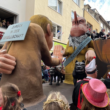 Umstrittenes Motiv auf dem Kölner Rosenmontagszug 2024: Ein Vertreter der neuen Rechten hofiert eine Frau, die durch ihr Halstuch als Palästinenserin charakterisiert ist.