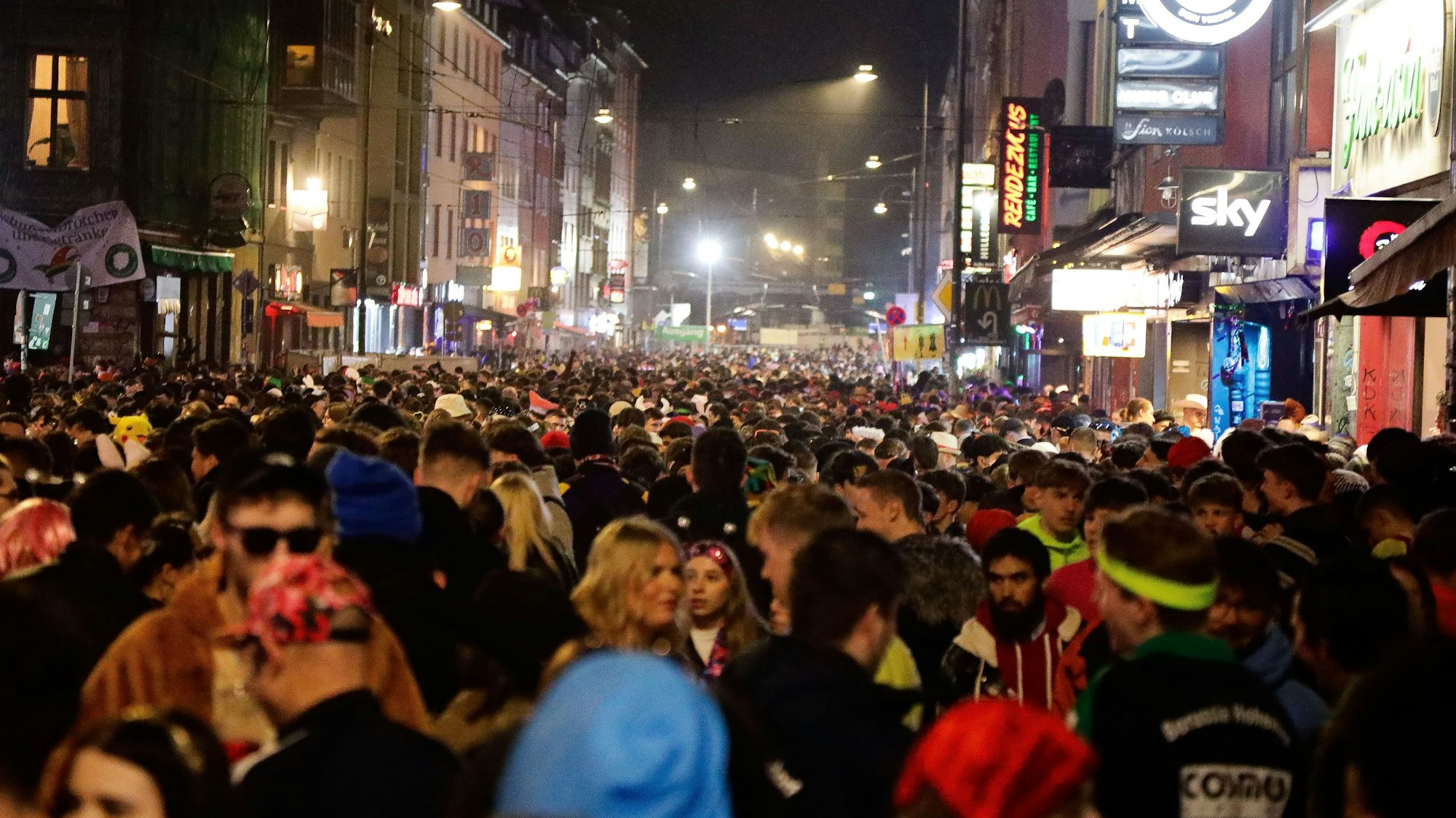 Nach dem Ende des Rosenmontagszugs feiern die Kölner Jecken am Montagabend in der Zülpicher Straße weiter.