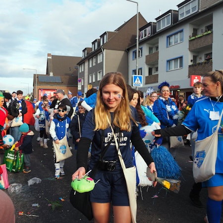 Jugendliche des SC Rondorf 1912 verteilen Geschenke beim Veedelszoch.