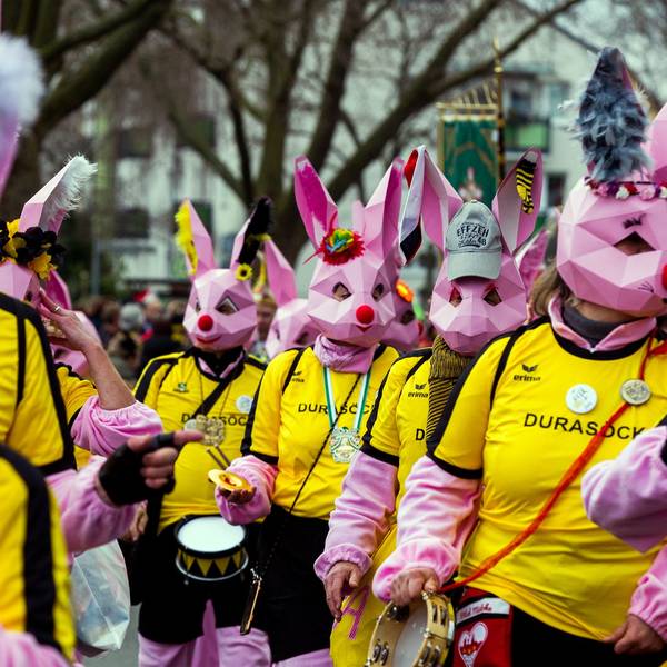 Jecke Hasen beim Rosenmontagszug in Worringen