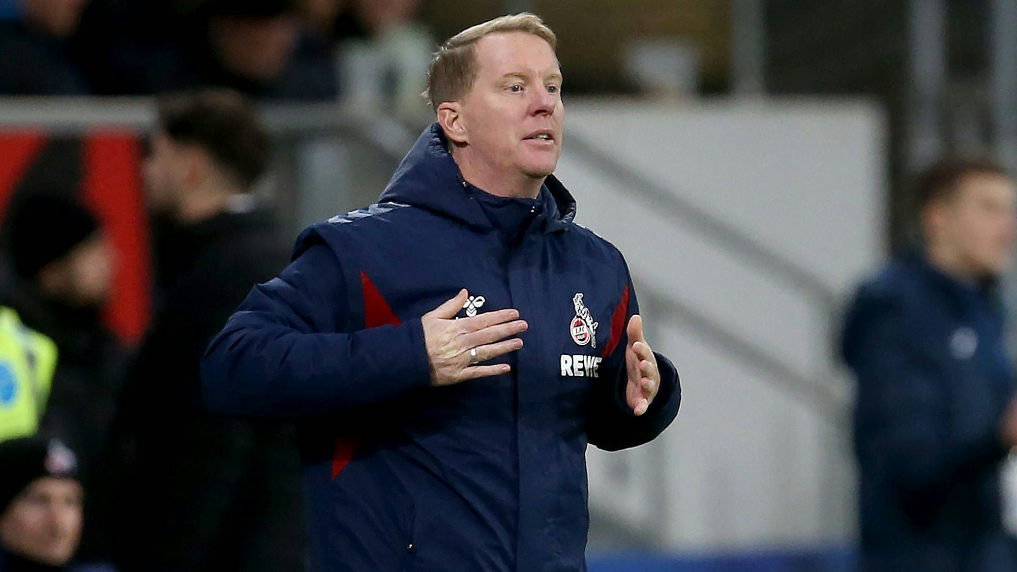 Timo Schultz forderte in Hoffenheim auch nach dem 1:1-Ausgleich seine Spieler auf, den Mut nicht sinken zu lassen.